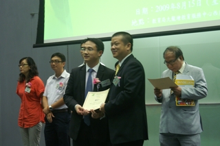 香港中華文化藝術節組委會副會長 蔡林生先生 接受本會感謝狀