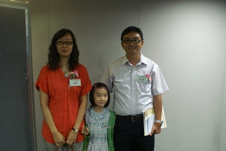 鍾先生、鍾太太與鍾小朋友的合照